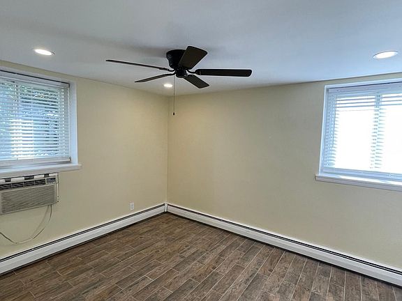3rd image of 39 Westervelt Pl #C