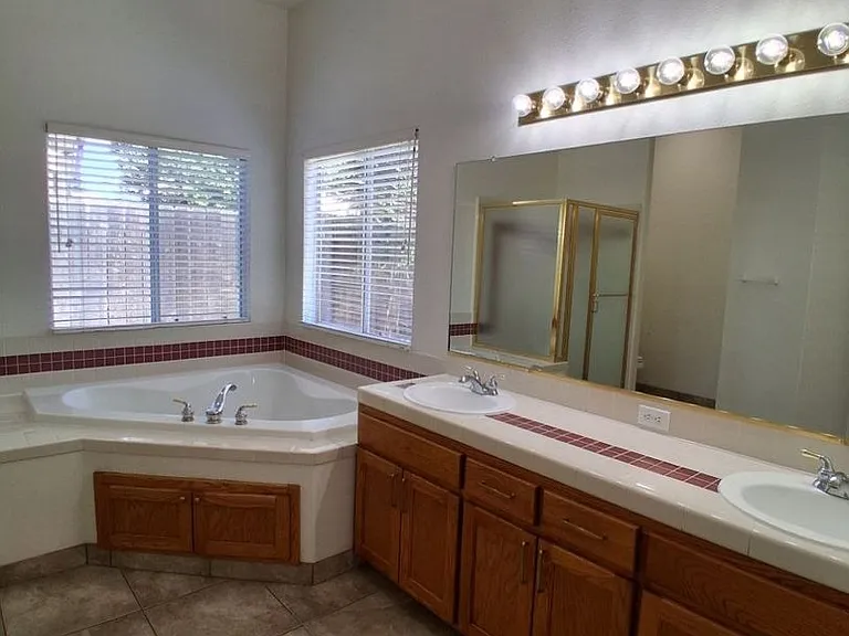 10374 N Sierra Vista Ave — Photo 20