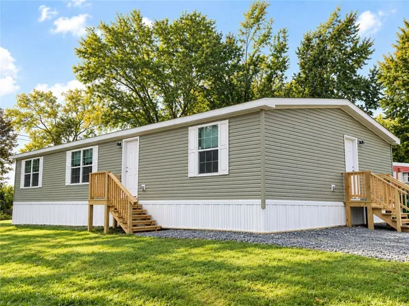 71 Lored Rd, Farmington, NY 14425