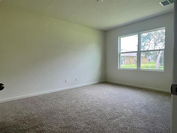 5th image of 1001 SW Dubuque Ave