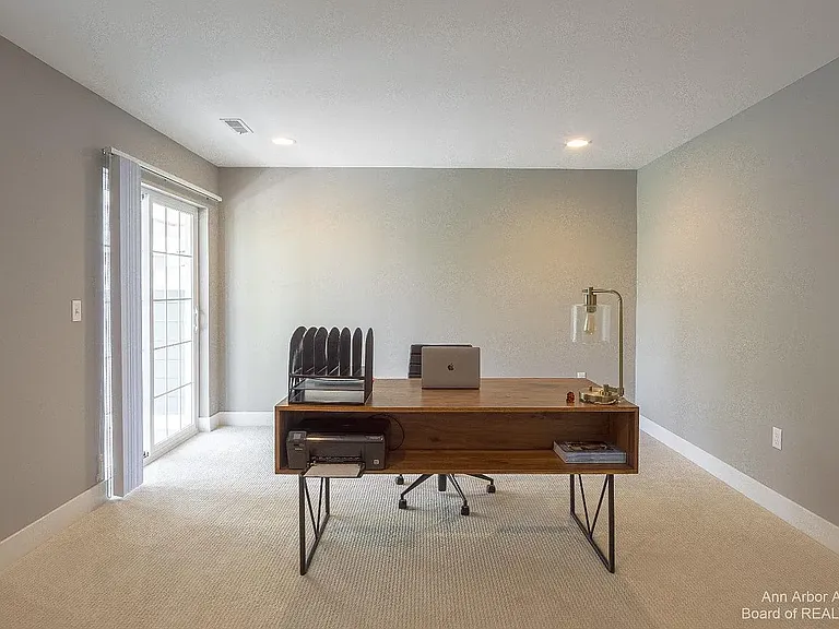 2563 W Towne St — Photo 36