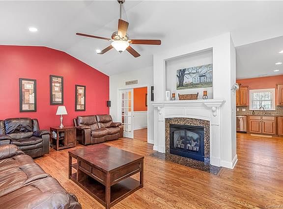 3rd image of 5112 Stockbridge Dr