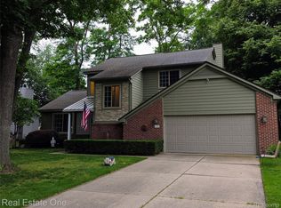 1574 Cardinal Rdg, West Bloomfield, MI 48324