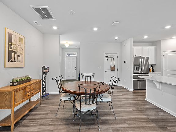 5th image of 202 Bedivere Ln