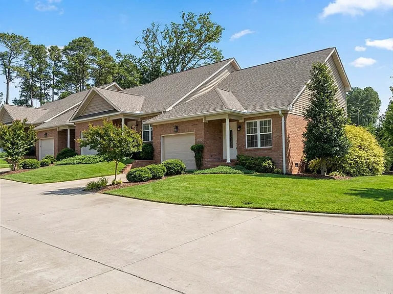 200 Clover Ct — Photo 1