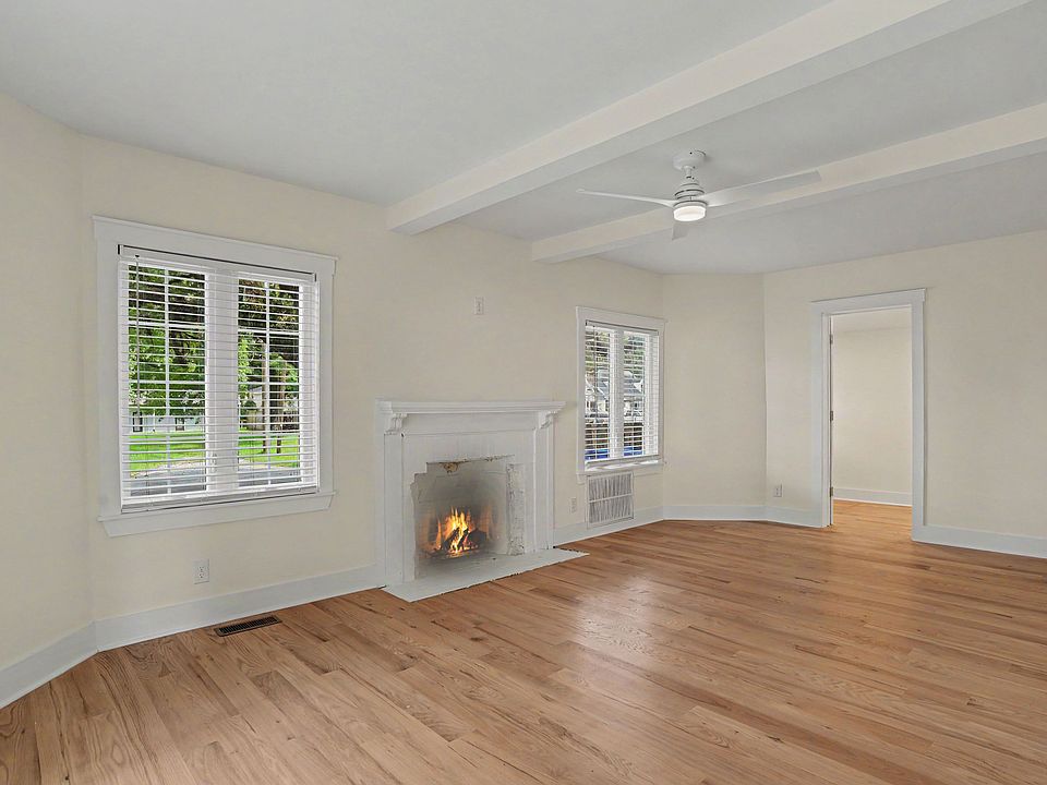 Spacious living area (fireplace not usable, for aesthetic purposes only)