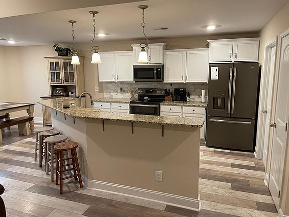 4th image of 513 Latham Ct