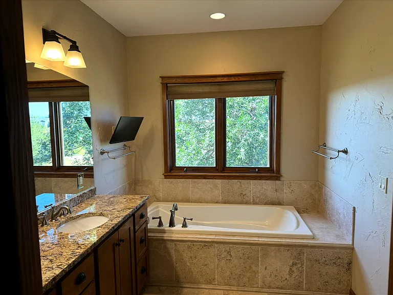 1121 Regency Ct — Photo 9