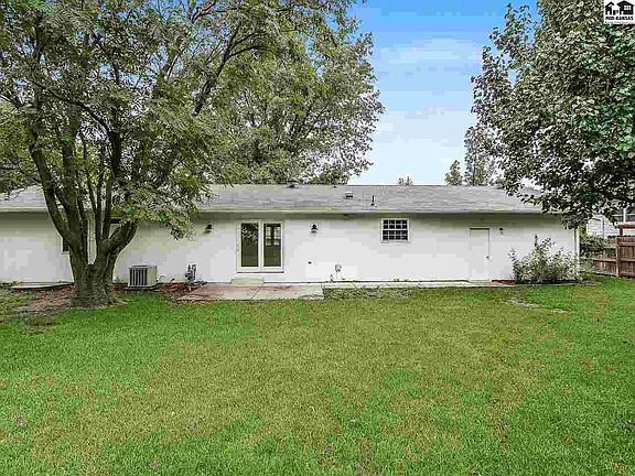3rd image of 1410 Briarwood Ln