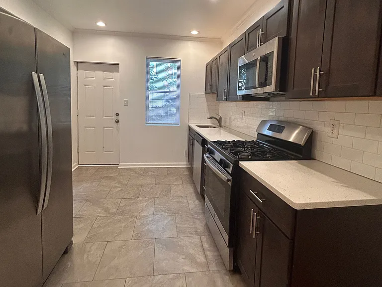 2233 Bonaffon St — Photo 4