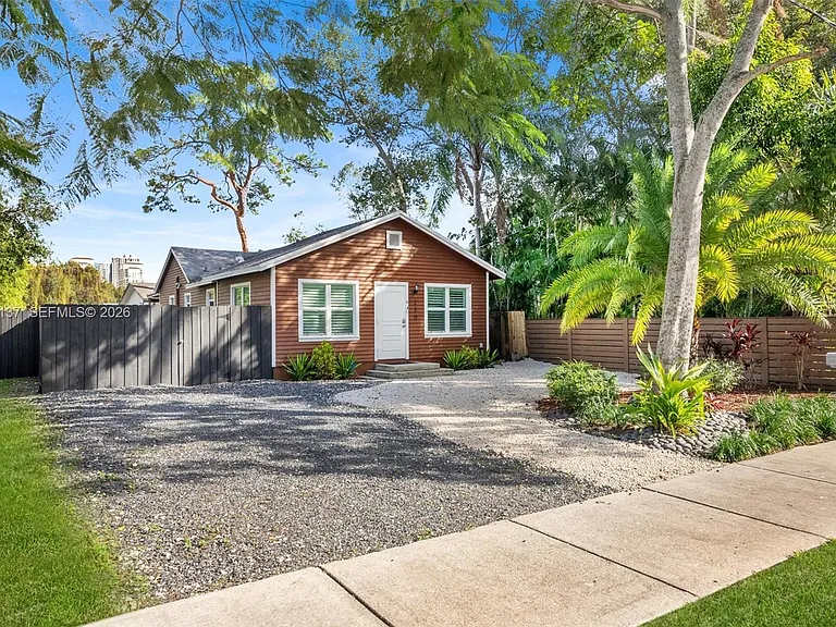 230 SW 12th Ave — Photo 1