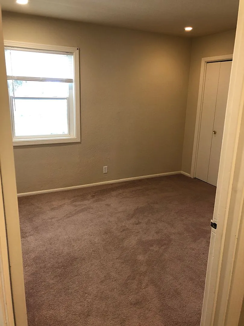 Building Photo - 14645 Meadow Dr