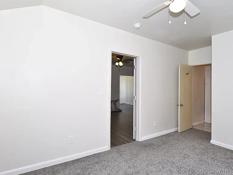 535 E Oak St — Photo 15