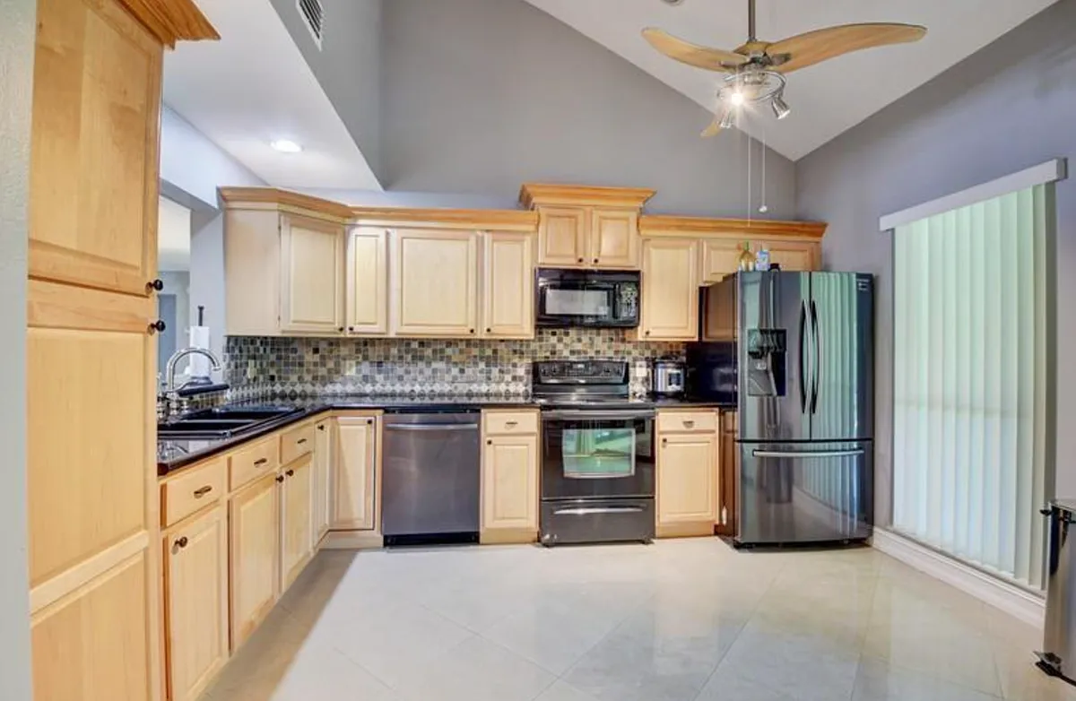 3 bed, 2.5 bath, 1587 sqft, $3,400 — Photo 1