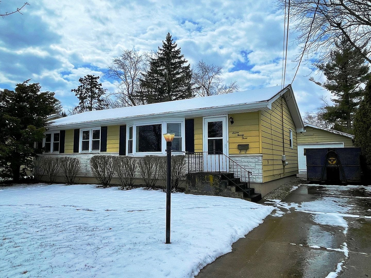 723 Pleasant St, Woodstock, IL 60098 Zillow