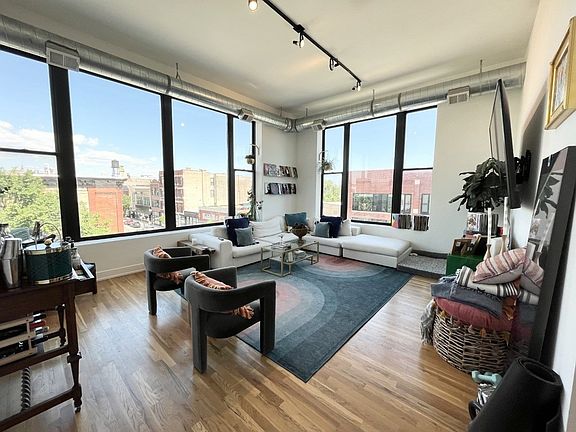 4th image of 1348 N Milwaukee Ave #302