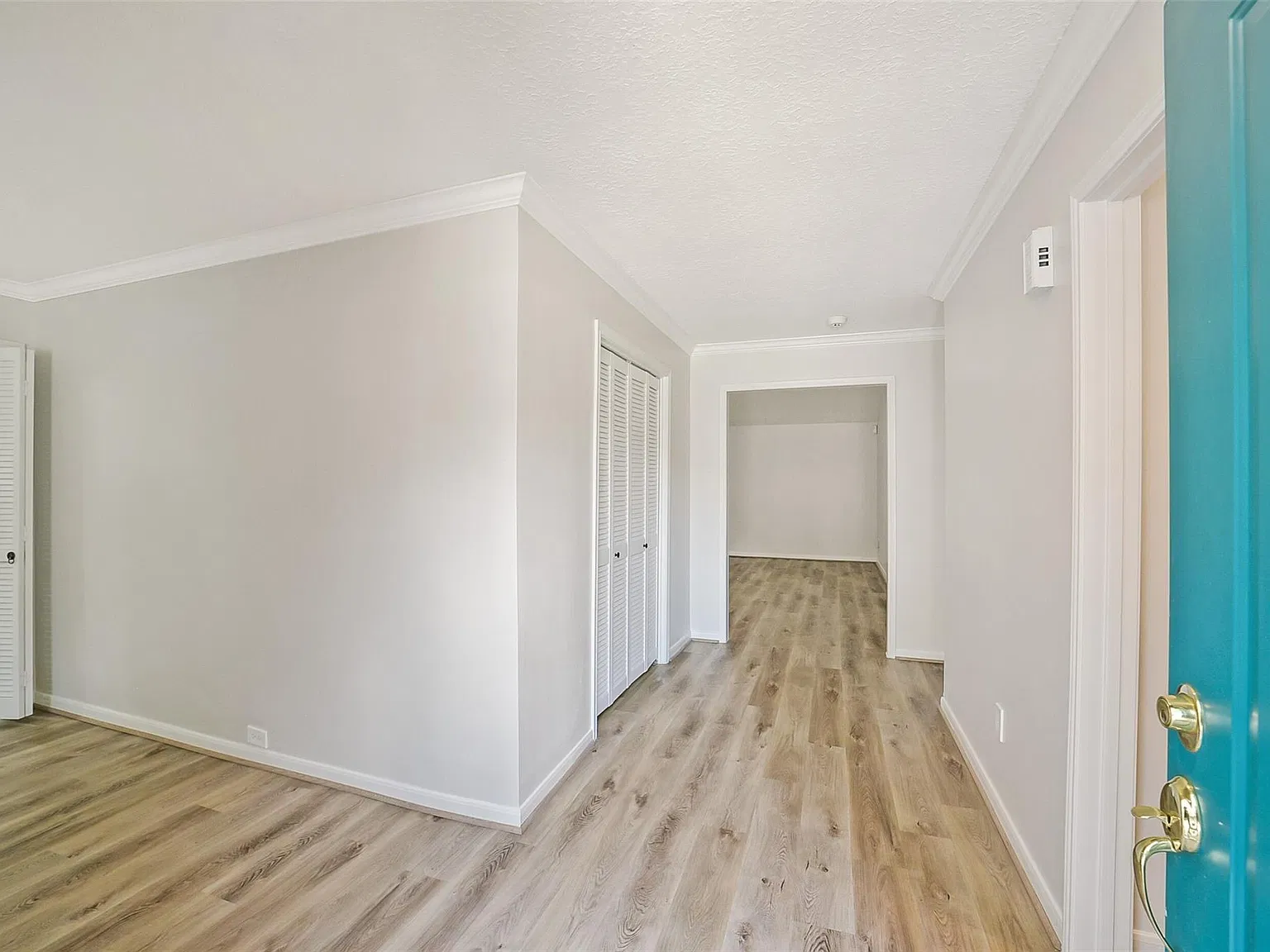 3 bed, 2.0 bath, 2107 sqft, $2,600 — Photo 2