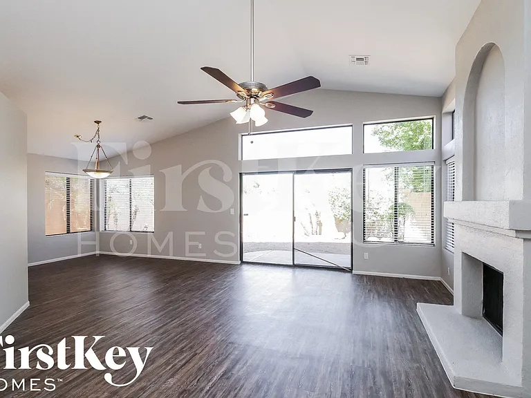 306 E Vaughn Ave — Photo 4