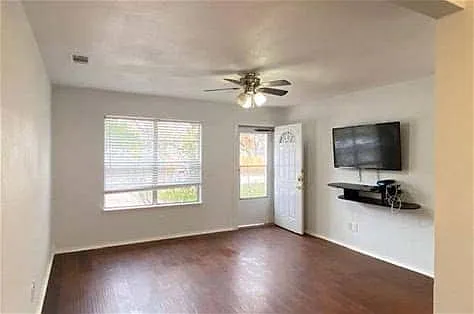 3 bed, 1.5 bath, 1000 sqft, $1,800 — Photo 2