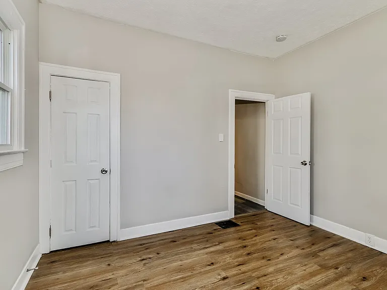535392_026_bedroom_13457596.jpg