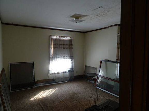 3rd image of 122 Middlebury Ave