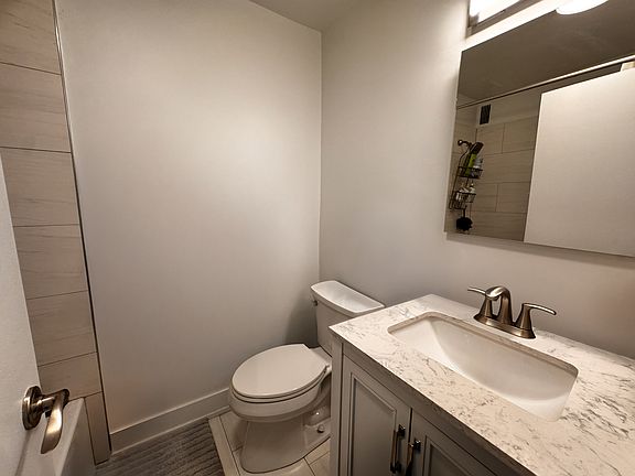 3rd image of 555 W Cornelia Ave APT 609
