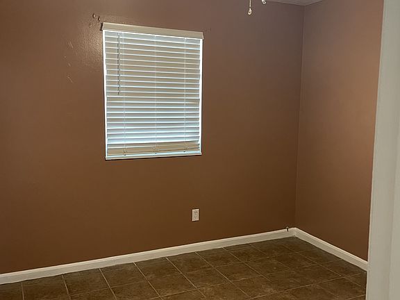 5th image of 107 Lakeside Cir APT B