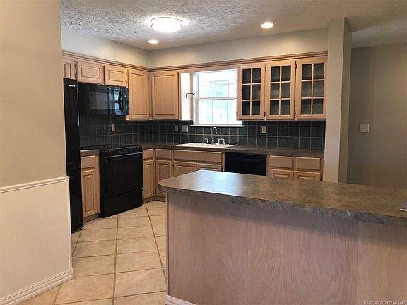 4th image of 406 Woods Ln