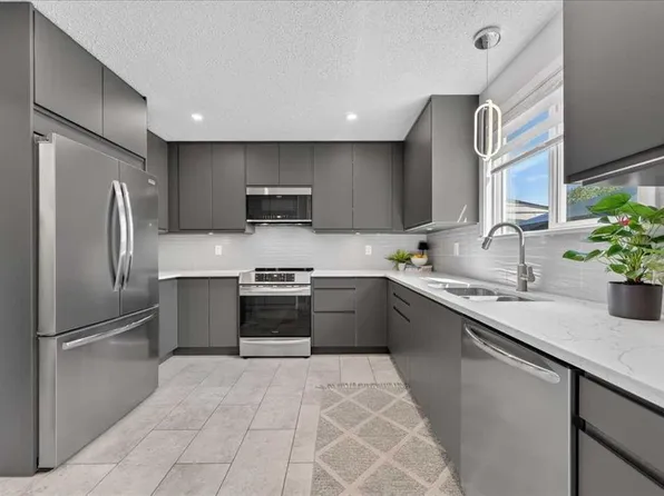 39 N Midridge Gdns SE, Calgary, AB T2X 1C4