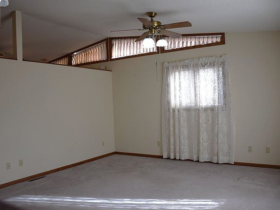 4th image of 105 W 13th St