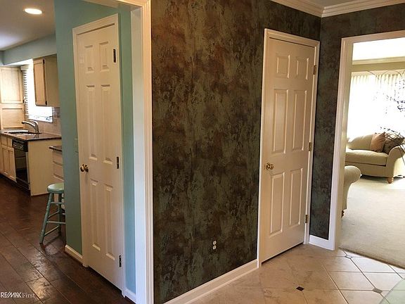 3rd image of 18798 Woods Dr W