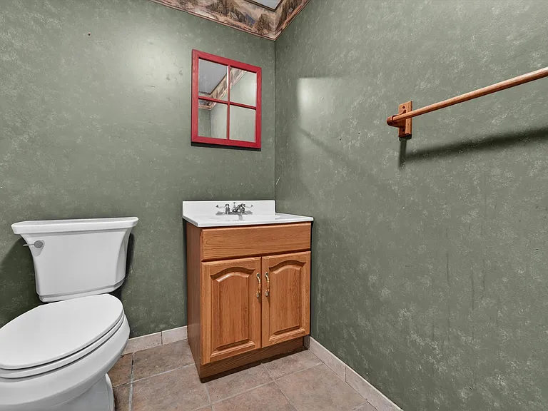 76 Maureen Dr — Photo 40