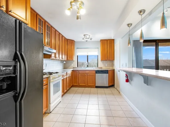 33 Green Valley Ct, Secaucus, NJ 07094