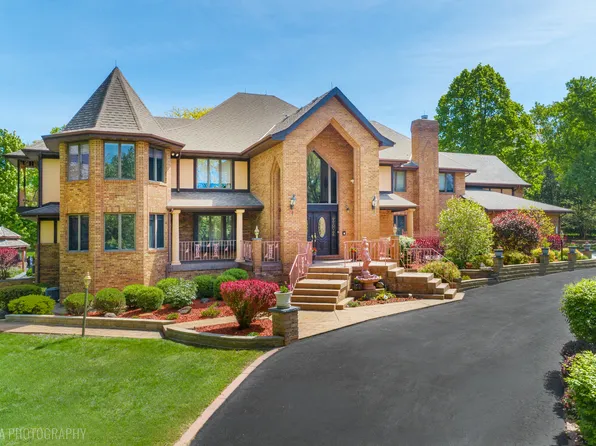3204 Stonegate Dr, Crystal Lake, IL 60012