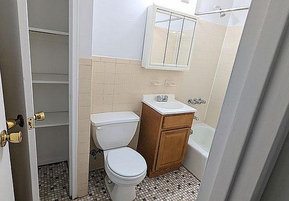 3rd image of 1627 2nd Ave APT 2B