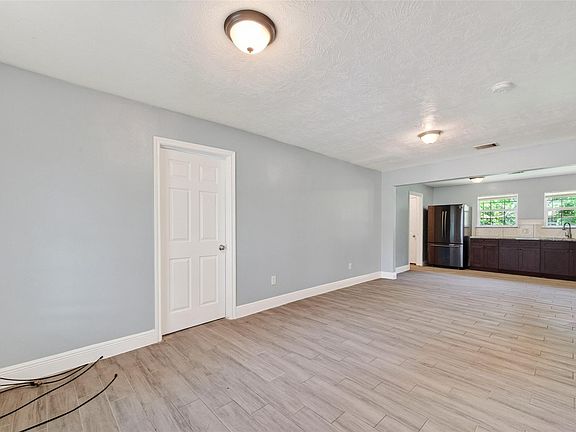 5th image of 3031 Groton Dr