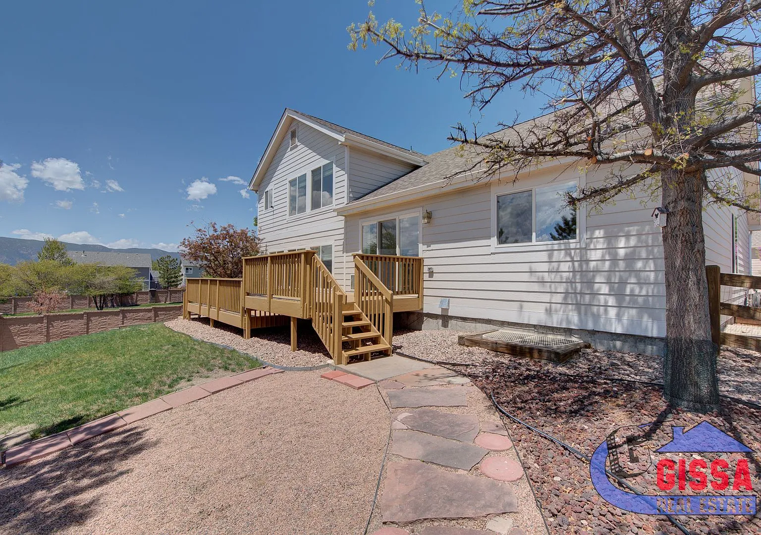 Beautiful large home with view of Pikes Peak in D-20 - short term lease until 03/31/2027! — Photo 4