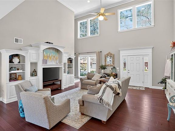 5th image of 930 Hesper Ave