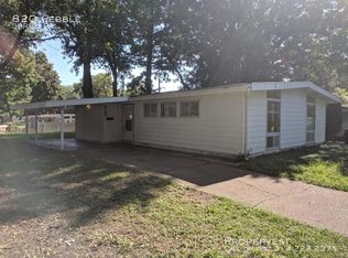 820 Pebble Ln, Florissant, MO 63033