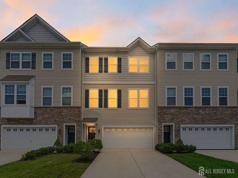 1st image of 33 Sullivan Way