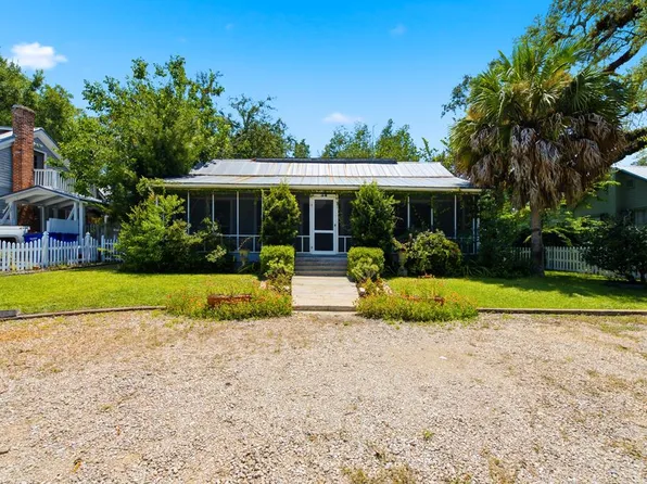 34 7th St, Apalachicola, FL 32320