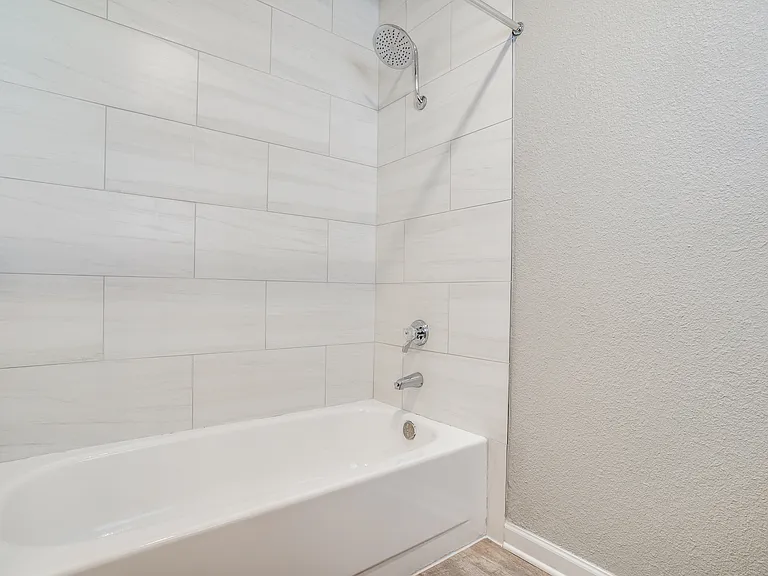 Evaline Apartments — Photo 18
