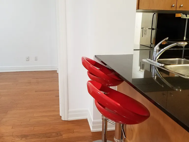 8 Scollard St #402 — Photo 5