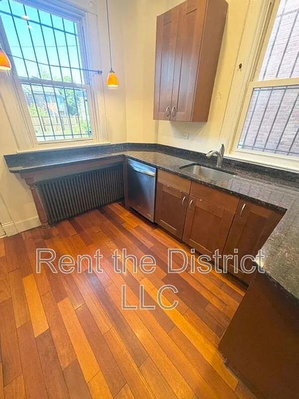 3 bed, 1.5 bath, 1374 sqft, $3,450 — Photo 3