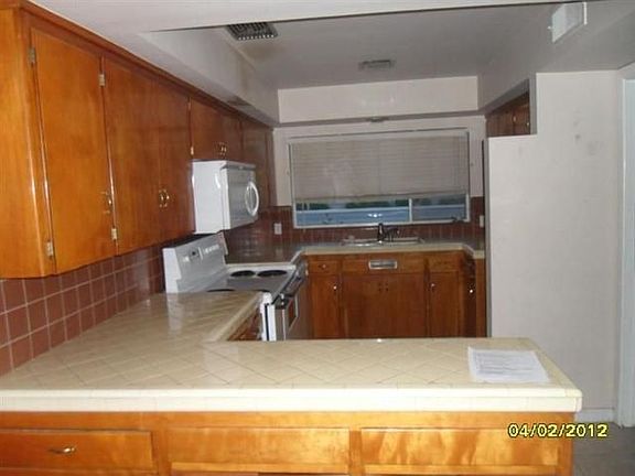 5th image of 415 W Twain Ave