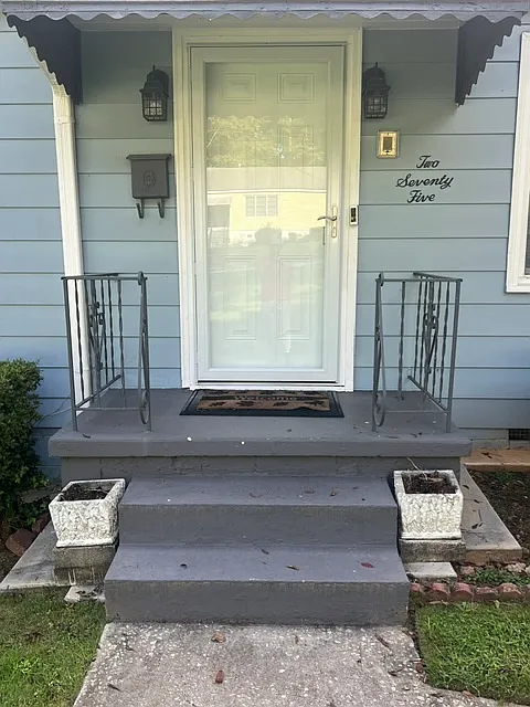 275 Richardson Rd NW