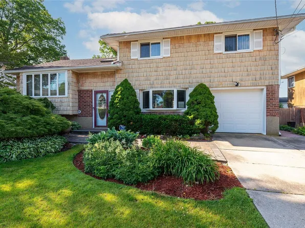 18 4th Place, Syosset, NY 11791