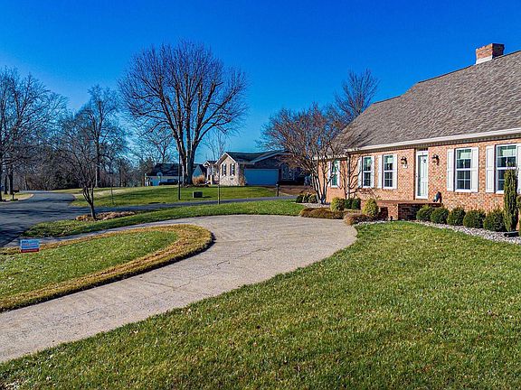 4th image of 1104 Holly Ln