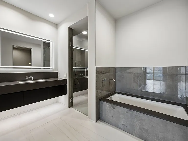 2430 Victory Park Ln #1906 — Photo 16
