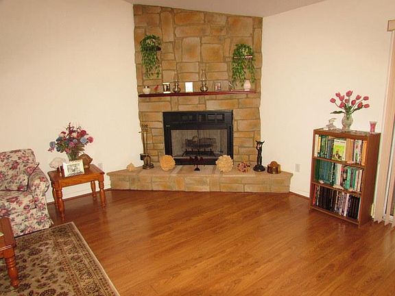 5th image of 300 Baywood Dr